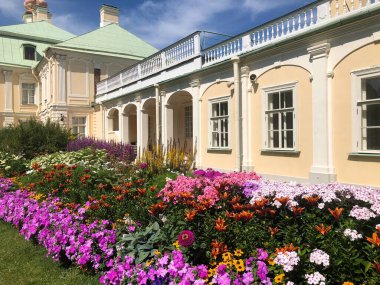 Oranienbaum Park 'taki Büyük Menshikov Sarayı' nın manzarası. St. Petersburg, Lomonosov.