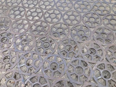 Kronstadt şehrinde dökme demir kaldırım. Saint-Petersburg.