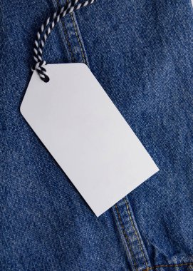 Kot pantolona siyah beyaz kablo takılmış boş bir kumaş etiketin kopyası, her türlü satış veya indirim bilgisini ve grafik öğelerini koymaya hazır..