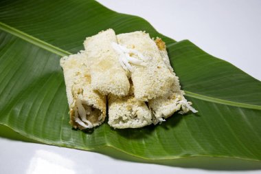Bangladeş 'ten yaygın bir pirinç keki, yerel adı Binni chaler pathishapta pitha, goigga pitha, Puli, biroin chaler petha, binni rice pitha. Yasak pirinç, hindistan cevizi ve şeker. Muz yaprağında.