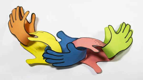 Eine Kette Von Handformen Aus Verschiedenfarbigem Papier Die Ineinander Greifen — Stockfoto