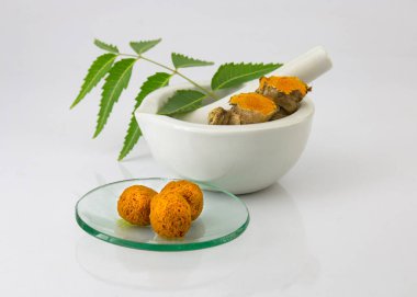 Yogi 'nin günü başlatması için yaprak ve çiğ zerdeçal topları hazırlandı. Geleneksel ayurvedik sağlık hizmetleri.