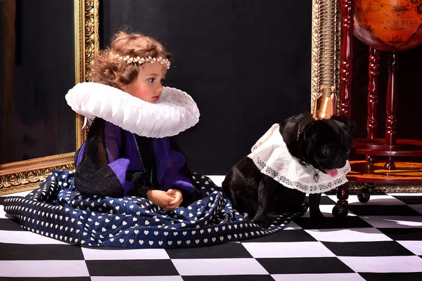 Prinzessin charmanter und trauriger Hund in der Krone — Stockfoto