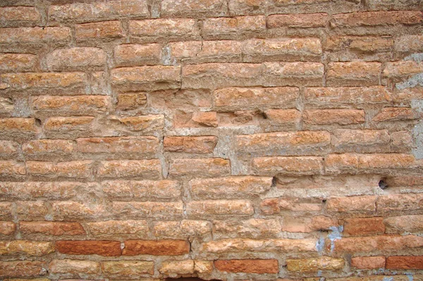 Fondo de la pared de ladrillo vintage con agujeros — Foto de Stock