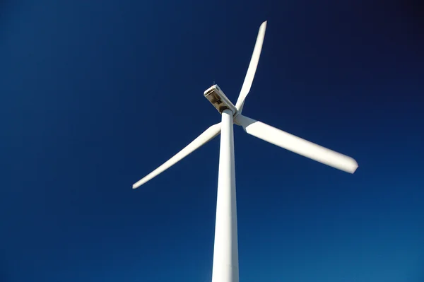 Windkraftanlage. erneuerbare Energiequellen — Stockfoto