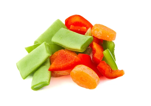 Gehakte groenten, rode paprika, wortel en bonen op witte achtergrond. — Stockfoto