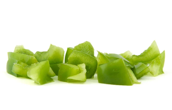 Gehakte groene peper op witte achtergrond. — Stockfoto