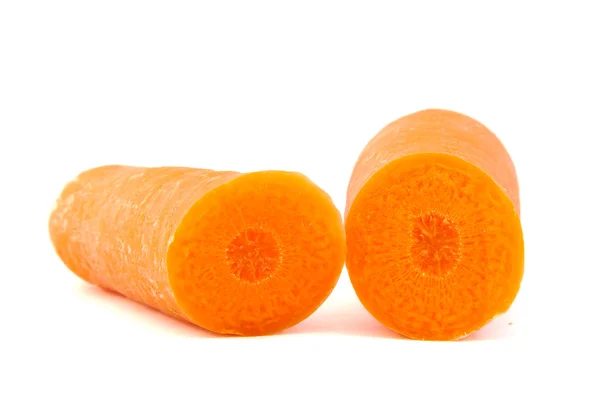 Deux moitiés de carotte sur fond blanc . — Photo