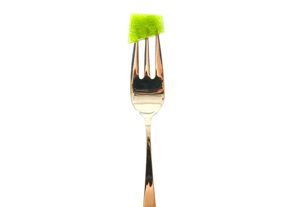 Вилка з зеленим шматочком перцю ізольована на білому тлі . — стокове фото
