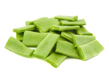 Beyaz zemin üzerine kıyılmış yeşil fasulye.