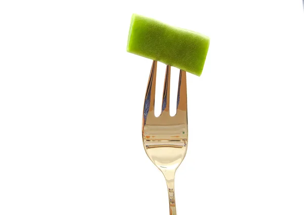 Tenedor con una rebanada de frijol verde aislado sobre fondo blanco . — Foto de Stock