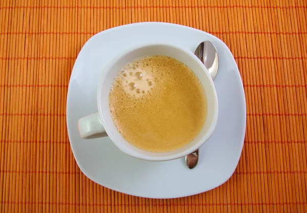 Una taza de café fresco en la mesa. Vista desde arriba — Foto de Stock