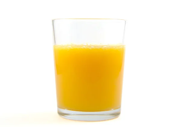 Glas Orangensaft auf weißem Hintergrund. — Stockfoto