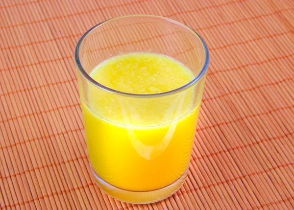 Glas Orangensaft auf Holzgrund. — Stockfoto