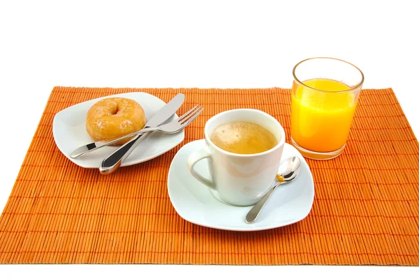 Чашка кофе, стеклянный апельсиновый сок и глазированный пончик. Завтрак . — стоковое фото