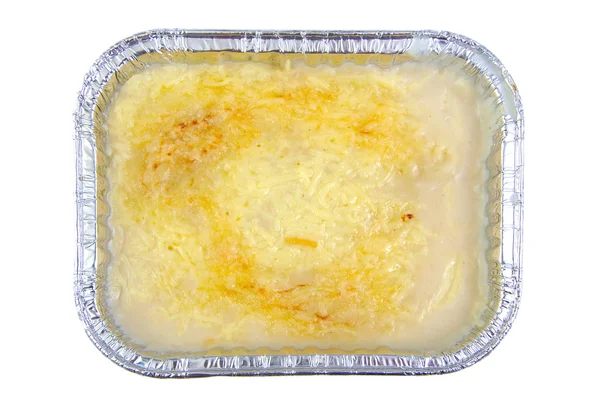 Lasagna în recipient de aluminiu izolat pe alb . — Fotografie, imagine de stoc