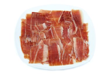 İspanyol serrano jambonu beyaz zemin üzerine tabak.