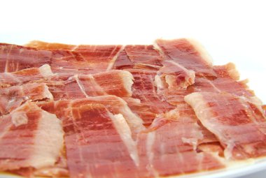 Beyaz zemin üzerine İspanyol serrano jambonu closeup.