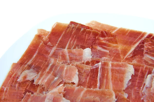 Gros plan de jambon serrano espagnol sur fond blanc . — Photo