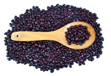 Tahta kaşık Uncoocked kırmızı fasulye. Gernika fasulye.