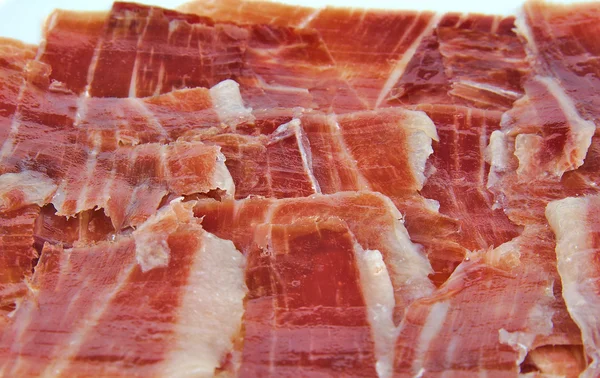 Close-up van serrano ham segmenten. Jabugo. Spaanse tapa. — Stockfoto