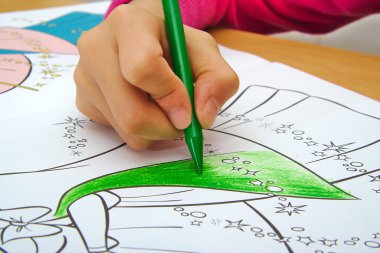 Kız sınıfta yeşil kalemle çizim. Okul kavramı.