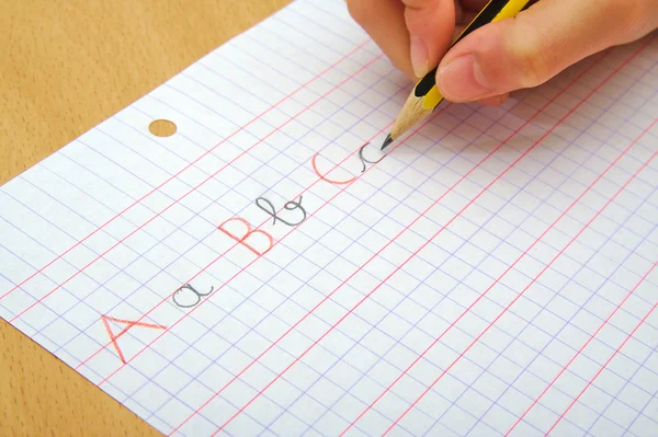 Närbild på händerna på barn göra skriva verksamhet som en del av läxor. Skolan koncept. — Stockfoto