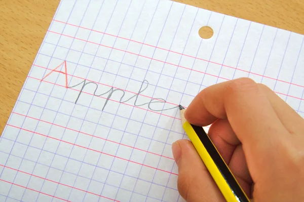 Tatlı bir çocuk bir kalem ile elma kelimeyi yazmaya el. Okul kavramı.. — Stok fotoğraf