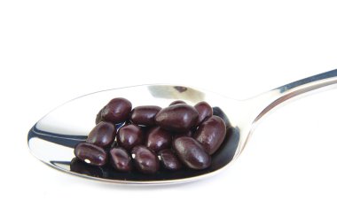 Metal kaşık Uncoocked kırmızı fasulye. Gernika fasulye.