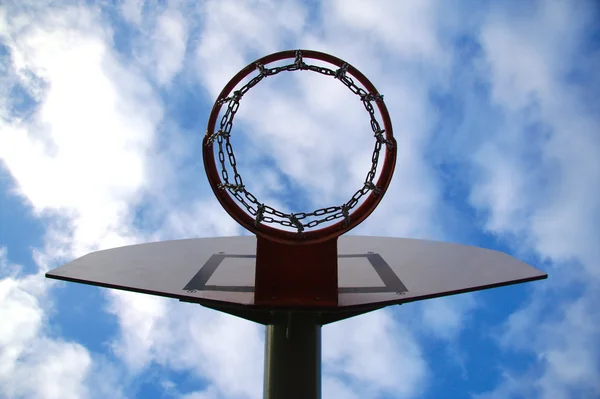 Basketbalová deska a obruče v městské pozadí — Stock fotografie