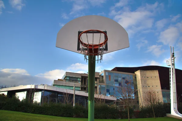 Vista da placa de basquete e aro em um fundo urbano — Fotografia de Stock