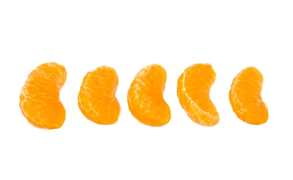 Cinq tranches de mandarine ou mandarine fraîche et mûre isolées sur fond blanc — Photo