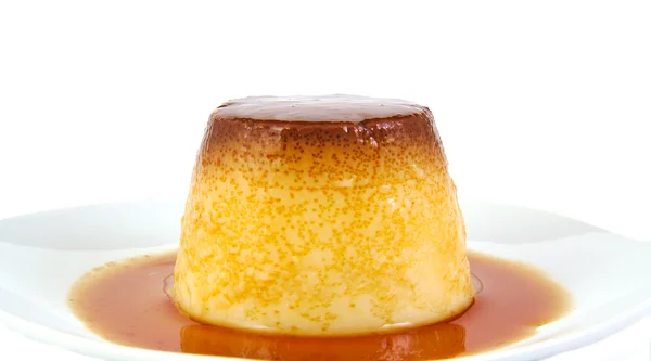 Crème caramel, crème anglaise ou pudding isolé sur fond blanc — Photo