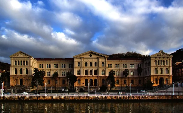 Čelní pohled na University of Deusto v Bilbau, Vizcaya, Baskicko, Španělsko — Stock fotografie