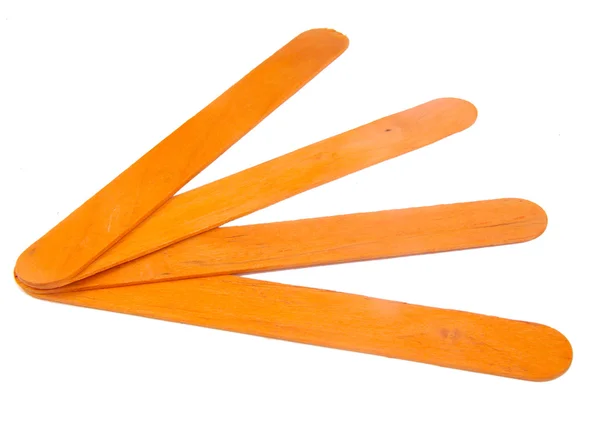 Cuatro palitos de paleta naranja para manualidades y artes sobre un fondo blanco — Foto de Stock