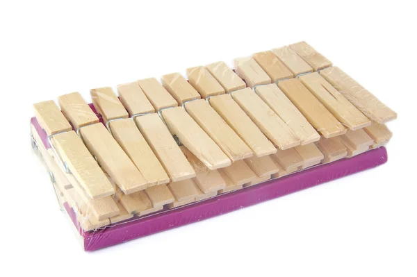 Conjunto de clavijas o alfileres de tela de madera nuevos y no abiertos sobre un fondo blanco — Foto de Stock