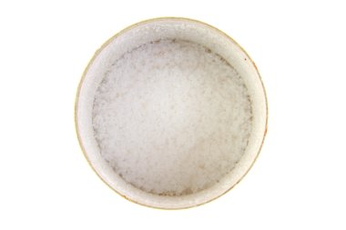 Beyaz arka plan üzerine bir fincan deniz tuzu