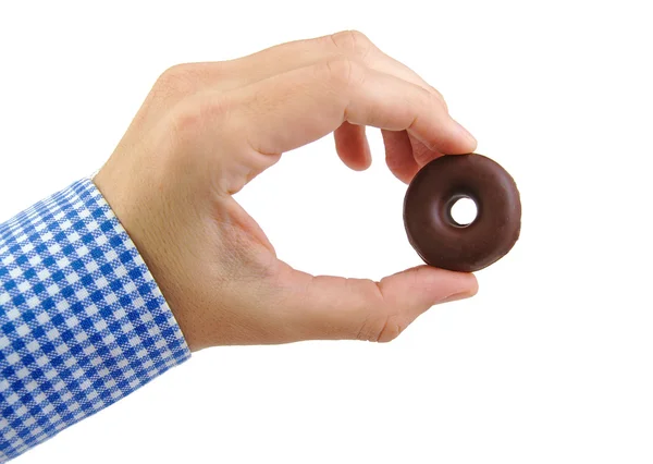 Mano de hombre sosteniendo una galleta de rosquilla de chocolate aislada sobre fondo blanco — Foto de Stock