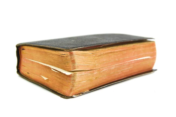 Vieux livre avec dos légèrement déconcentré sur fond blanc — Photo