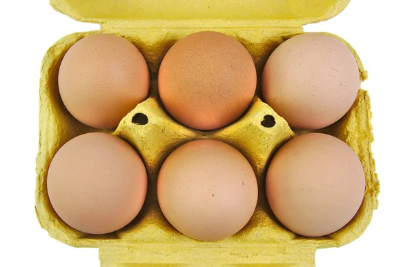 Pół tuzina jaj w żółtym kartonie widziane z przodu. Białe tło. — Zdjęcie stockowe