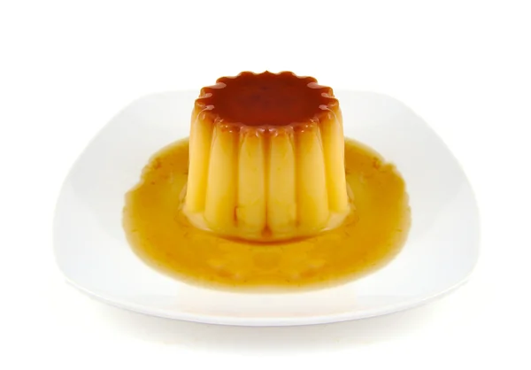 Krem karamel, karamelli muhallebi veya beyaz arka plan üzerinde izole kremalı puding