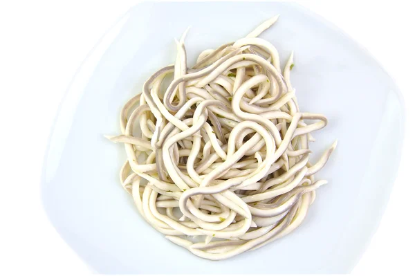 Le anguille o l'elver sostituiscono nella salsa all'aglio. Tradizionale tapa spagnola. Gulas al ajillo — Foto Stock