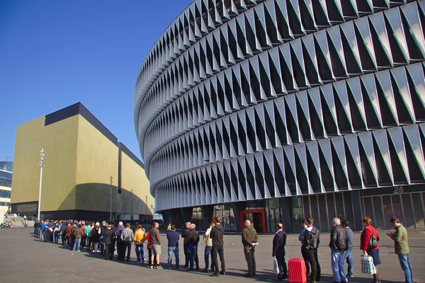 BILBAO, ESPAÑA, 28 DE MAYO DE 2015: La gente haciendo cola para un boleto en el estadio de fútbol de San Mames —  Fotos de Stock