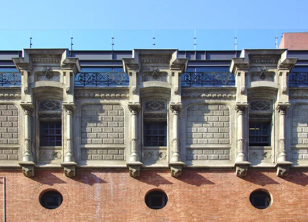Bilbao, Španělsko, 28 května 2015: Pohled z Azkuna Zentroa, Alhondiga. Budova od Ricardo Bastida a Philippe Starck v Bilbao, Bizkaia, Španělsko — Stock fotografie