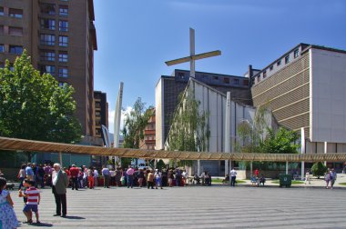 Bilbao, İspanya - 31 Mayıs, 2015: Indautxu Meydanı ve Mount Carmel Our Lady bucak ile insanlar. 