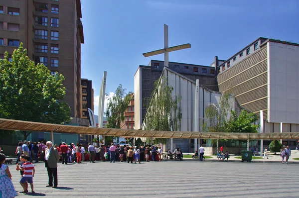 BILBAO, ESPAÑA - 31 DE MAYO DE 2015: Plaza Indautxu y Parroquia Nuestra Señora del Monte Carmelo con personas . —  Fotos de Stock