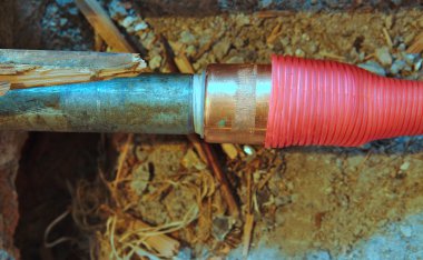 Kırık katta sıcak su boru