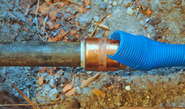 Tubo de agua fría en el suelo roto — Foto de Stock