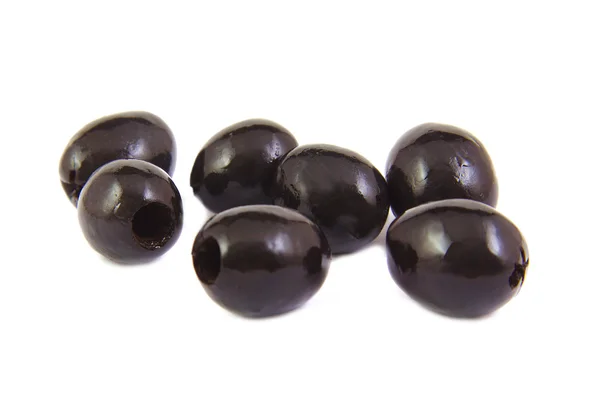 Primer plano de aceitunas dulces negras sobre un fondo blanco —  Fotos de Stock