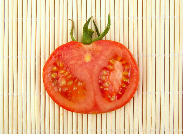 Κάτοψη του μια φέτα ντομάτα σε φόντο ξύλου, — Φωτογραφία Αρχείου